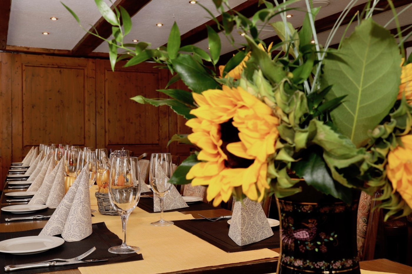 Blumenarrangement auf gedeckter Tafel