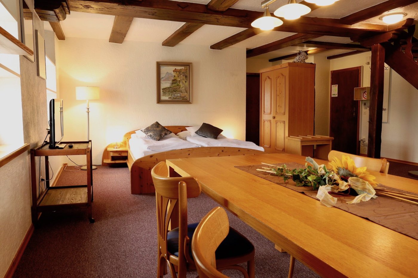 Grosses Zimmer mit Essbereich im Hotel Weisses Kreuz