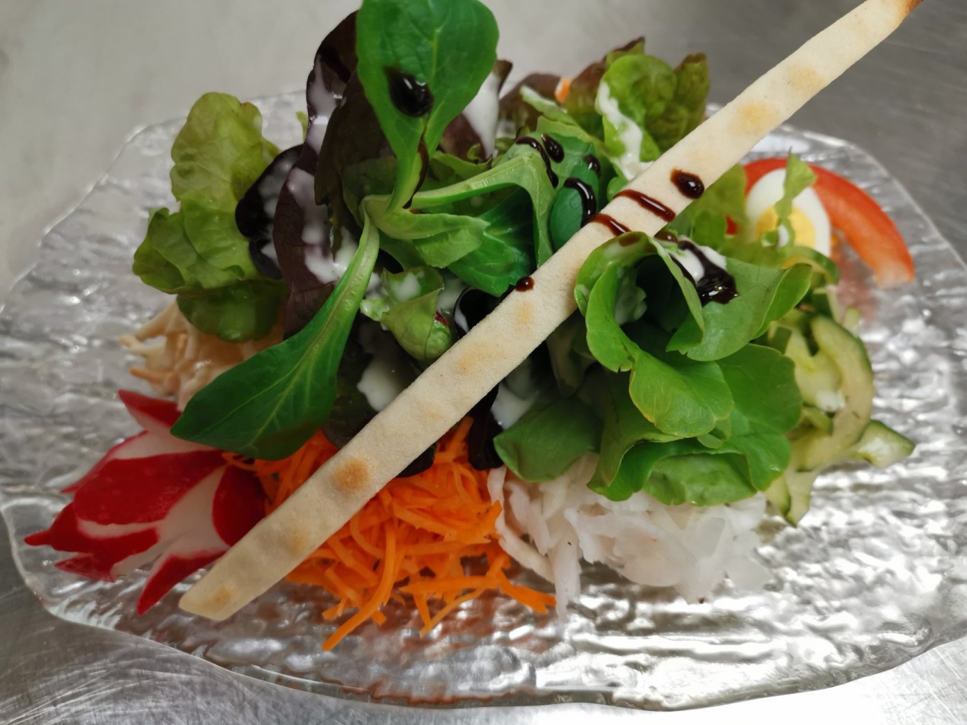 Frischer Salat auf Glasteller